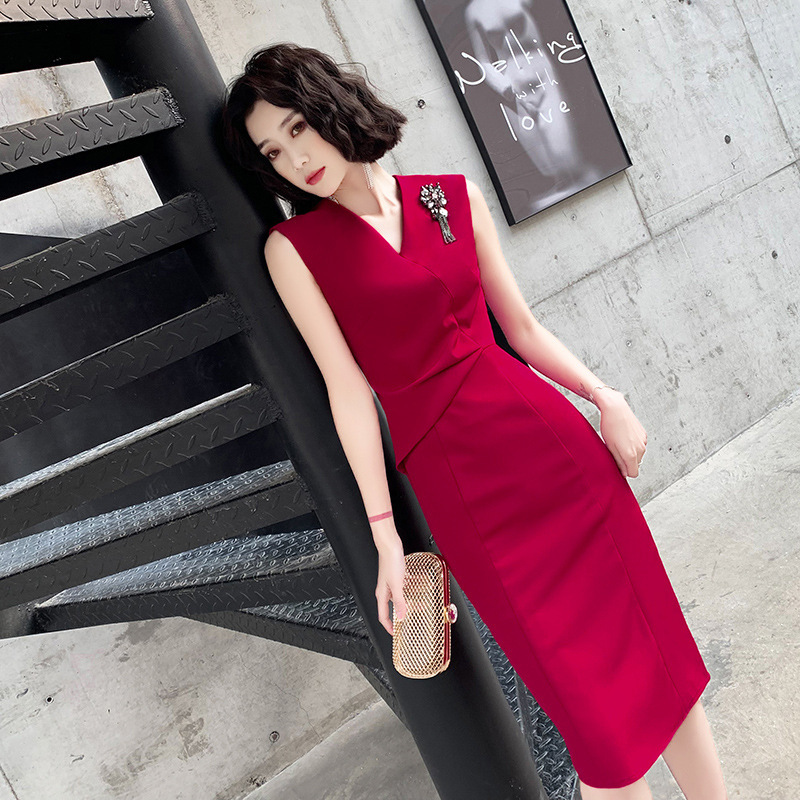 Red Modern Toast Dress for Brides, 2026 New Style, Slim-Fit Mid-Length Wedding Evening Gown, Suitable for Everyday Wear