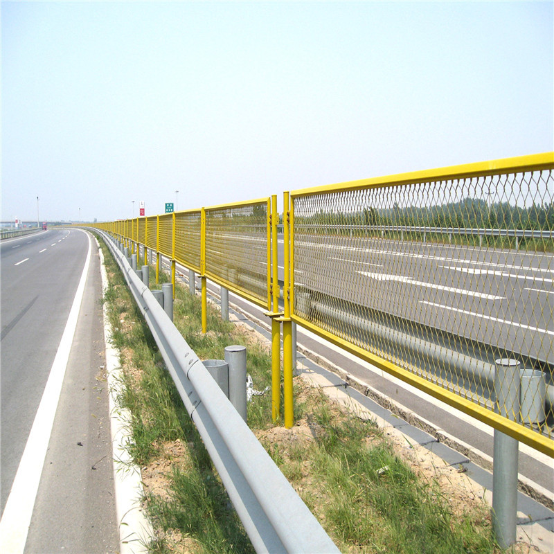 菱形孔钢板网道路中间护栏网公路眩目护栏工厂现货高速公路防眩网