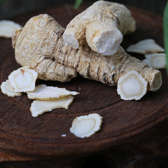 Premium Sliced American Ginseng: A Northeastern Specialty—Long White Mountain Ginseng Slices, Panax Quinquefolius Slices, and Lozenges, Available in Bottled Gift Boxes