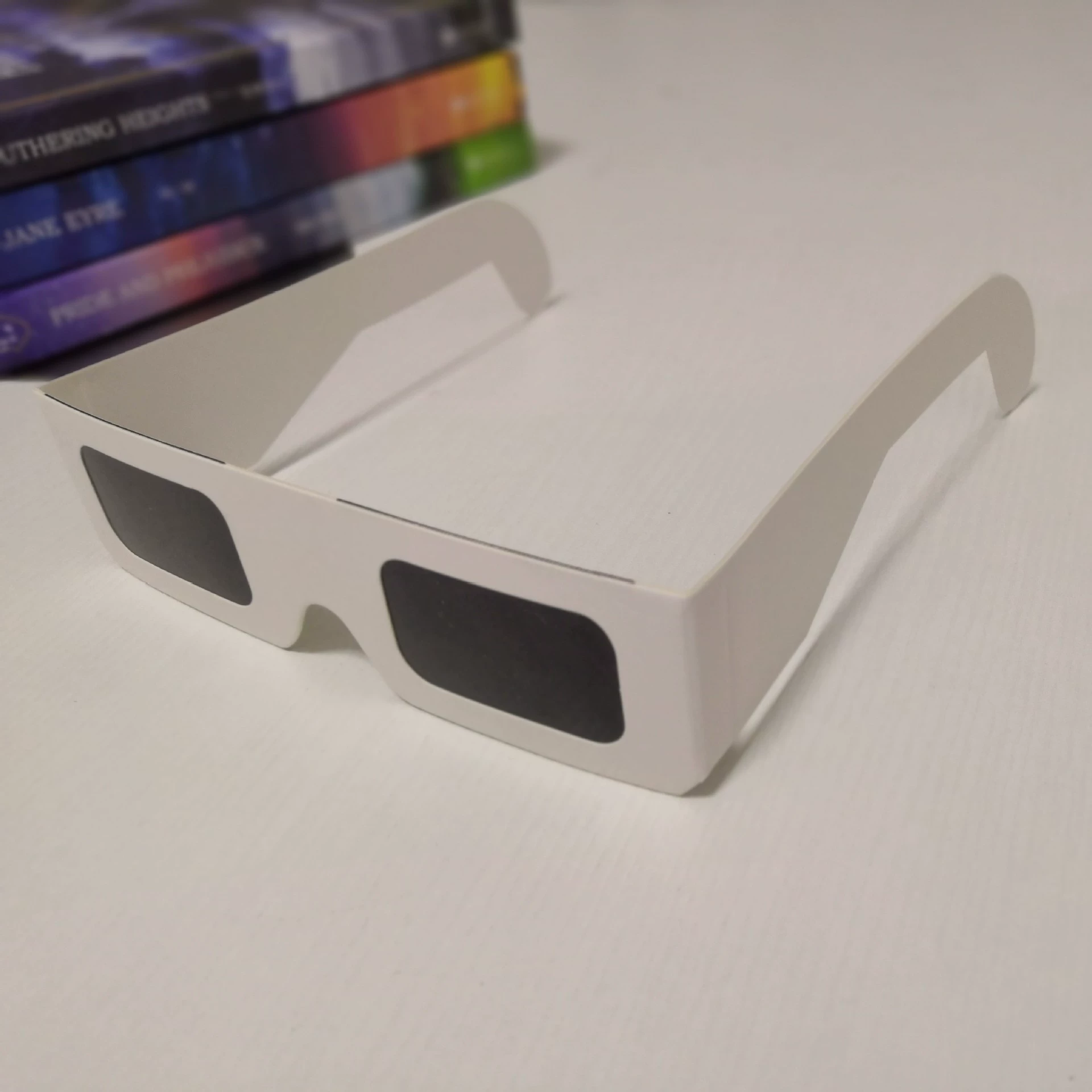 Solar Eclipse Observation Glasses, Paper Frame, ISO-Compliant Black Filter, Lightweight 0.021 kg