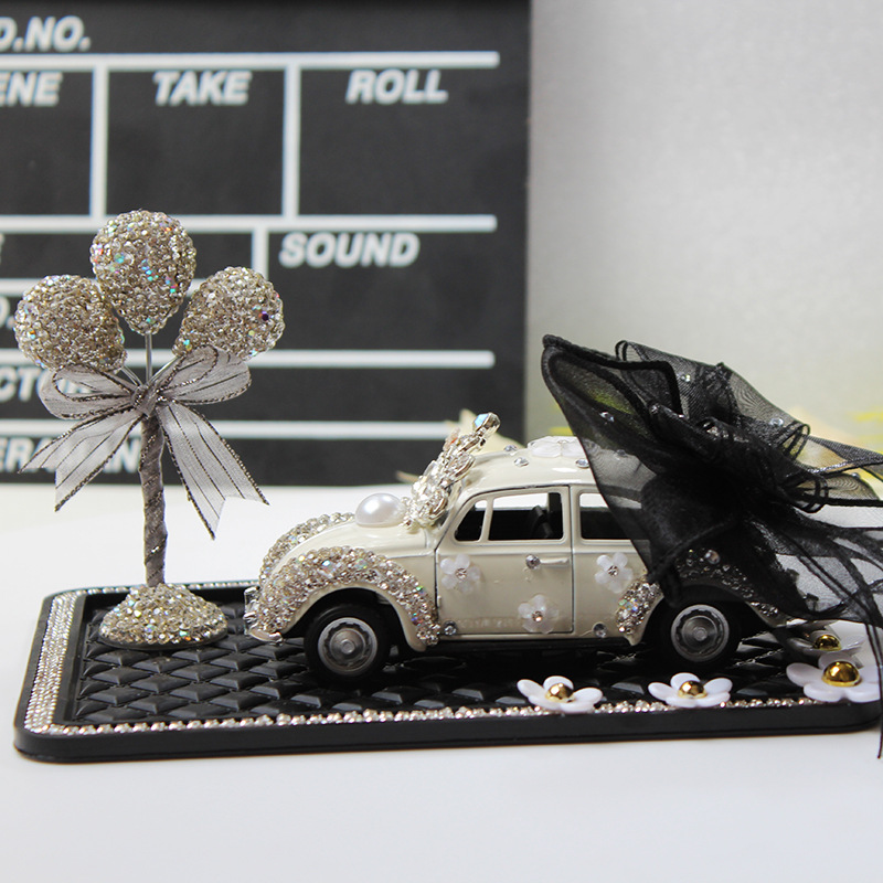 Modelo de coche, modelo de coche de arco creativo y colorido, adornos de diamantes, accesorios de interior de coche, decoración de tapete antideslizante de margarita pequeña
