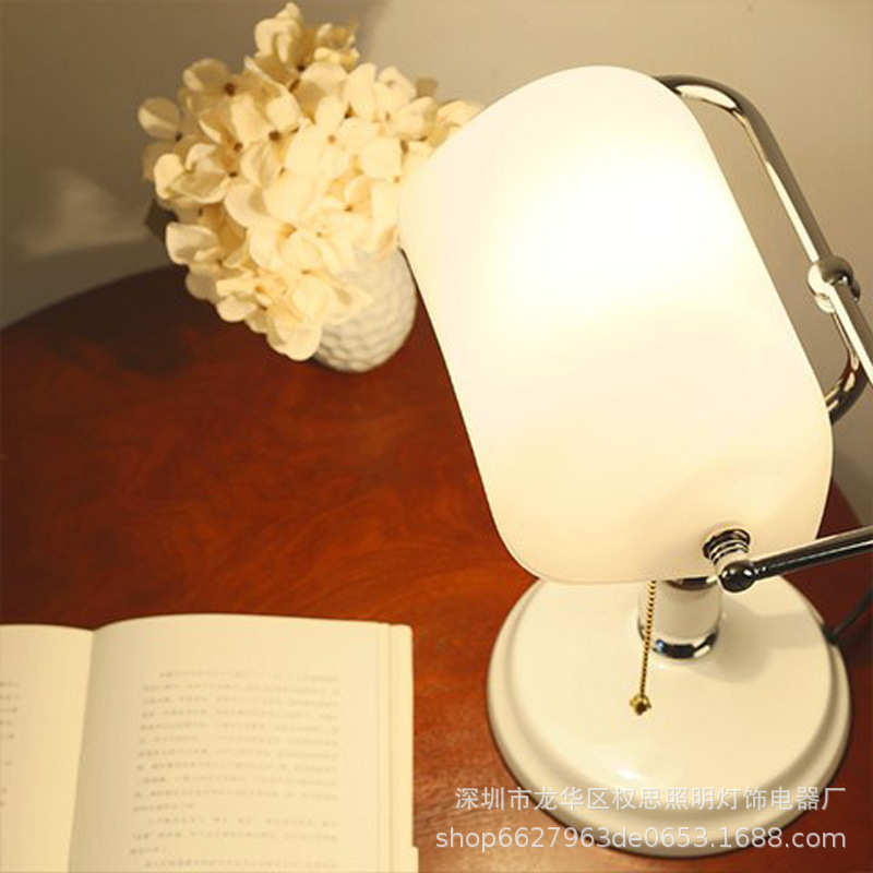 Quan Si Lighting suministra lámparas de escritorio de banco creativas y elegantes para el comercio transfronterizo, lámparas de estudio y oficina de la República de China, lámparas de noche al por mayor.