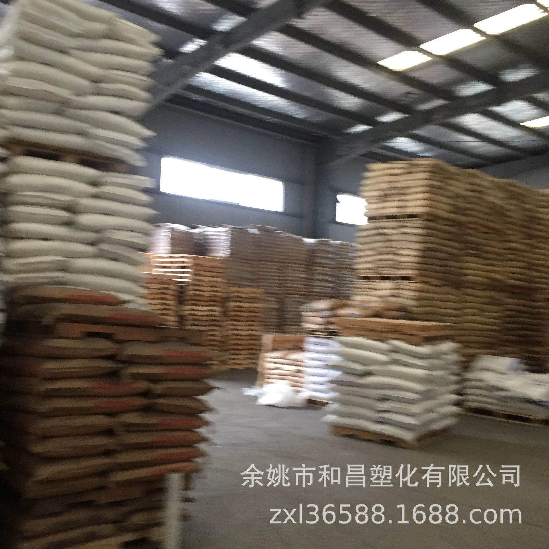 Черные ударопрочные гранулы из переработанного пластика HIPS, 7% вторичной переработки, необезвоженные, экологически чистые, пригодные для вторичной переработки, в наличии, по сниженной цене.