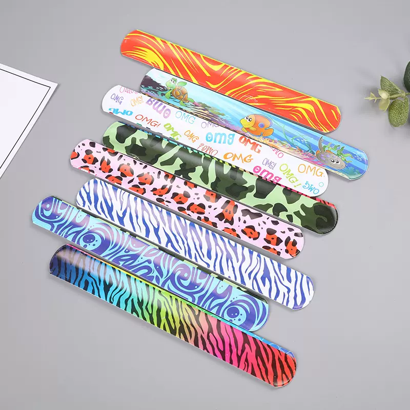 跨境不侵权豹纹爱心啪啪圈PVC手腕带儿童反光儿童款反光设计手链