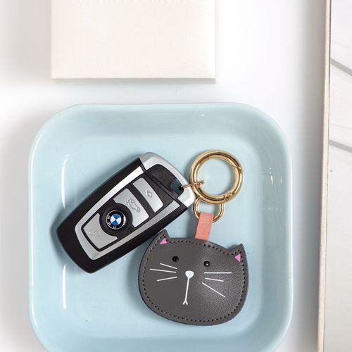 Original pig head leather car key chain bag hanging jewelry creative small gift light me warm me the same style