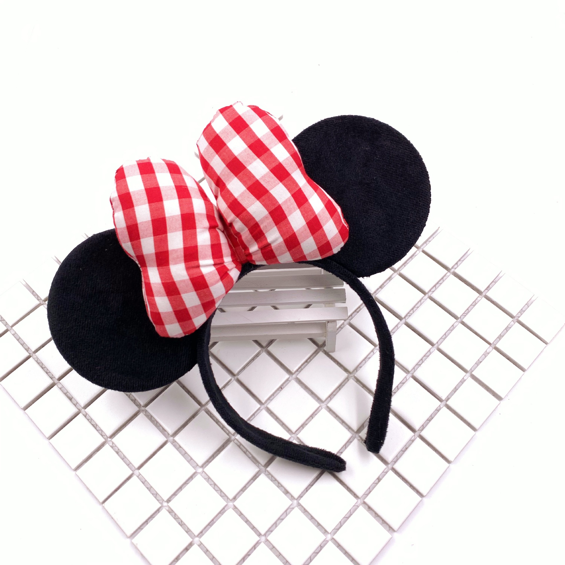 Plaid cloth red and white grid