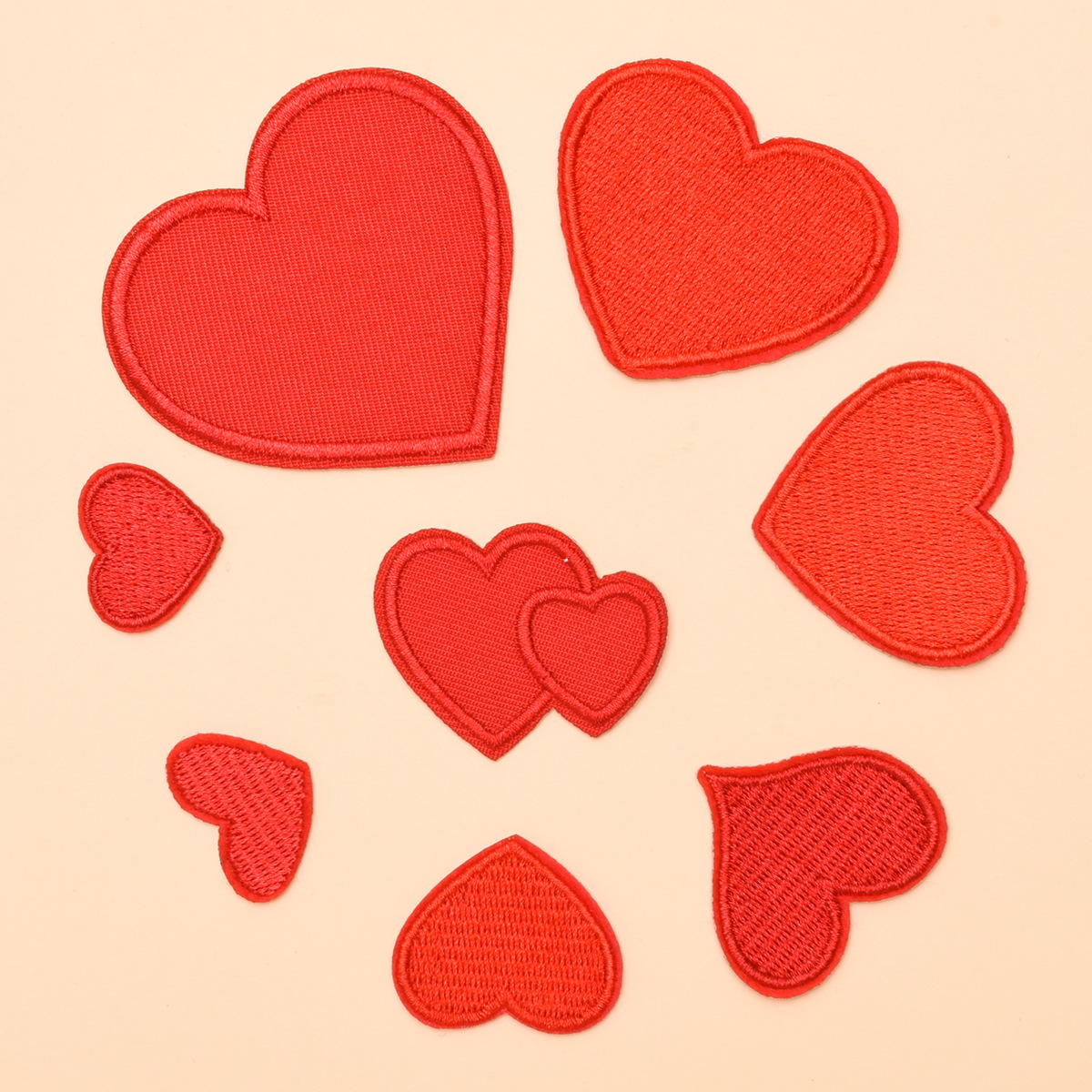 Nueva forma de amor rojo bordado de moda pegatinas de tela profesional insignia pegatinas ventas directas de fábrica se pueden empaquetar individualmente