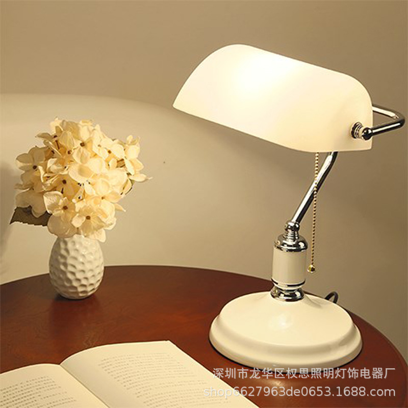 Quan Si Lighting suministra lámparas de escritorio de banco creativas y elegantes para el comercio transfronterizo, lámparas de estudio y oficina de la República de China, lámparas de noche al por mayor.