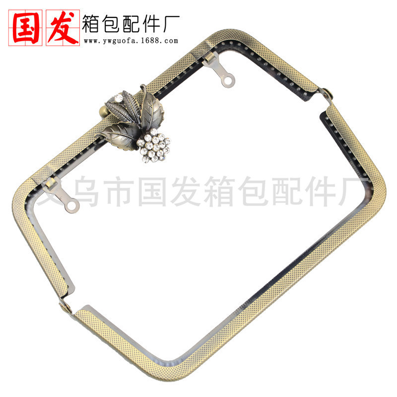 20% de descuento: 20cm trapezoidal en relieve de cuatro hojas de diamante oro accesorios de bolsas de diamantes DIY hechos a mano