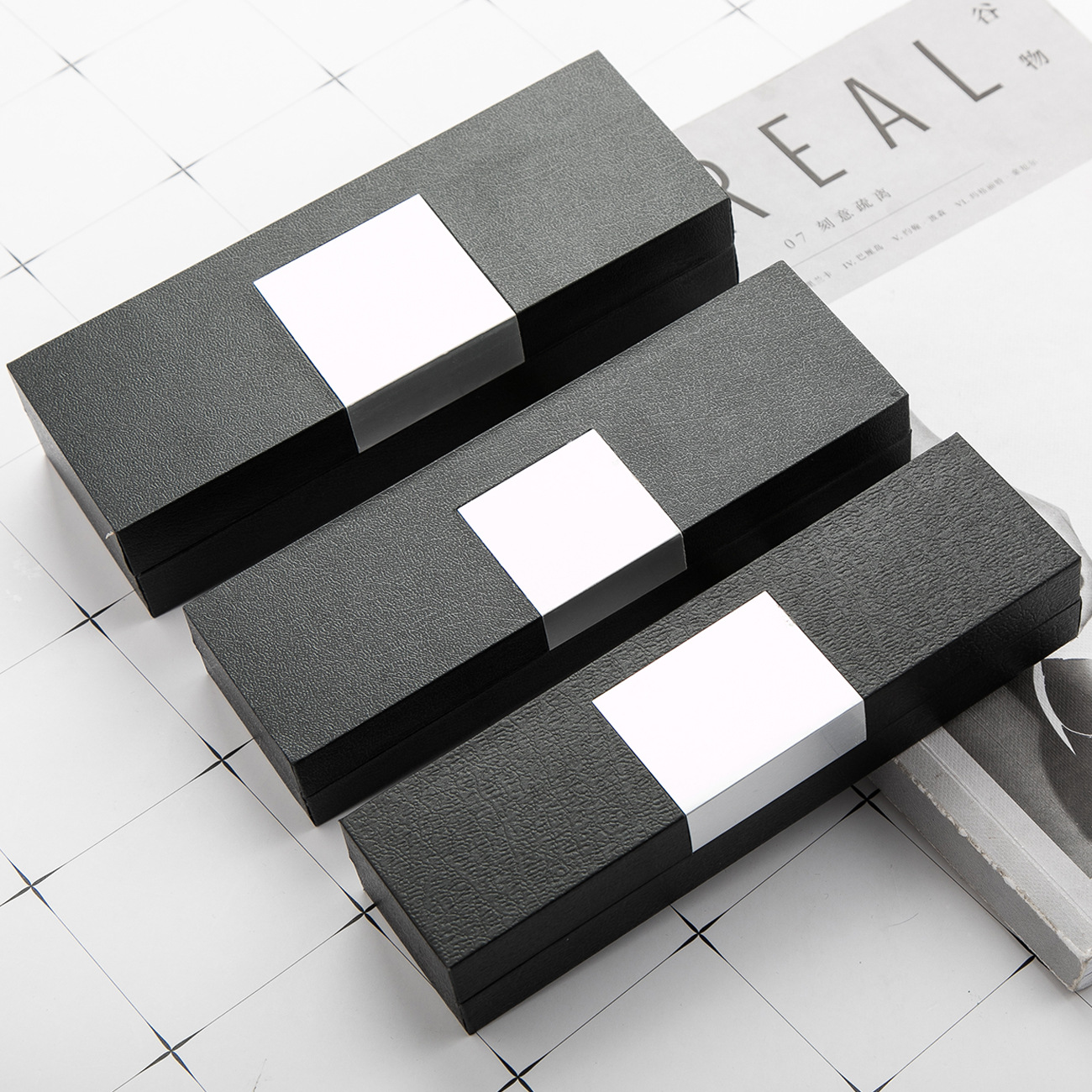 Caja de bolígrafo de aluminio negro de negocios de regalo conveniente suministro de stock caja de bolígrafo de plástico creativa caja de papelería plegable