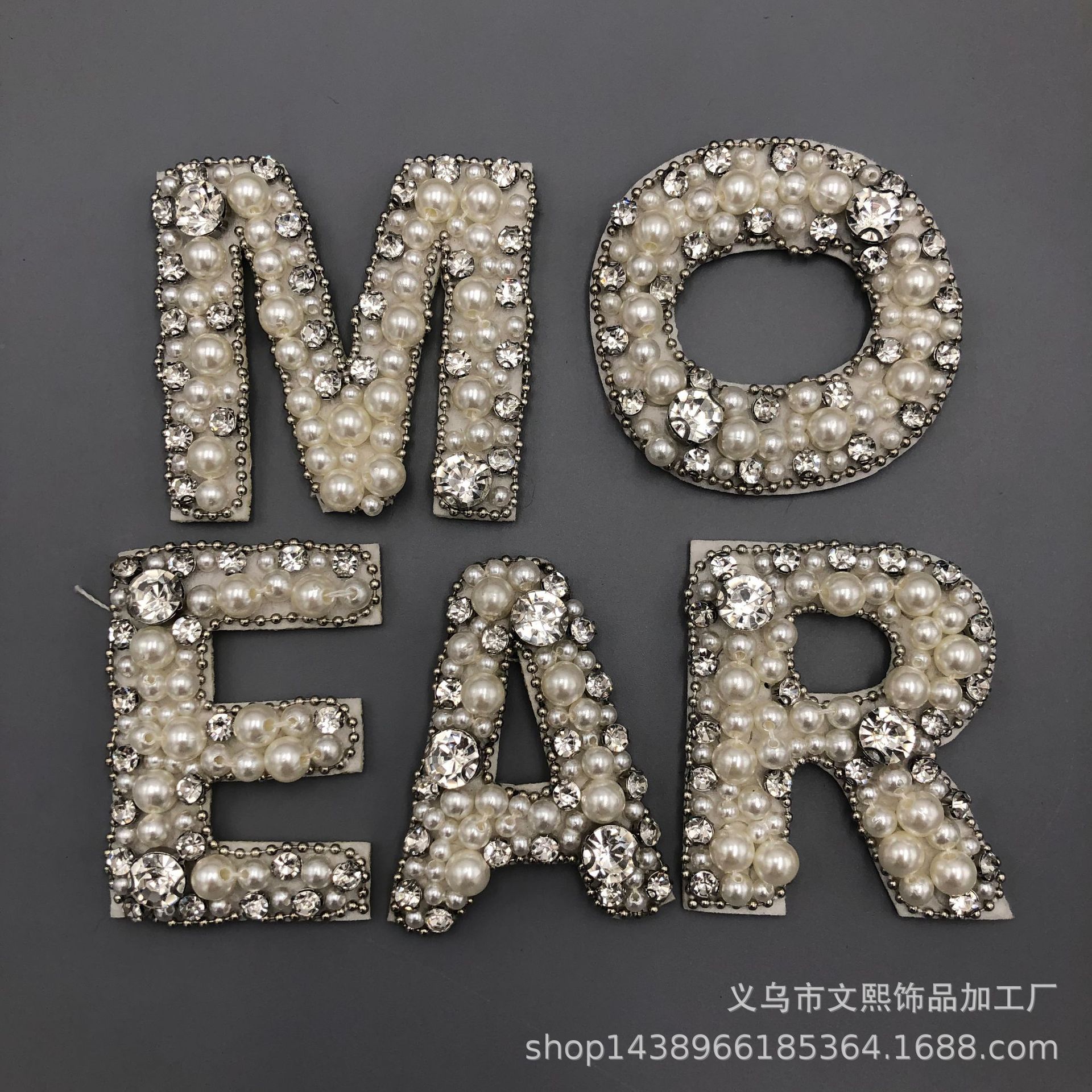 厂家供应新款时尚 钉珠泡珠字母MOEAR布贴服装装饰DIY辅料