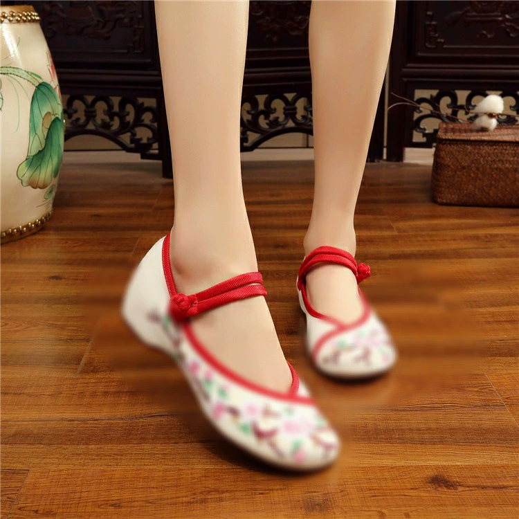 [Little Plum Blossom] Китайская одежда с винтажной вышивкой в китайском стиле, увеличивающая внутреннюю высоту, старинные тканевые туфли с вышивкой, женская обувь для квадратных танцев