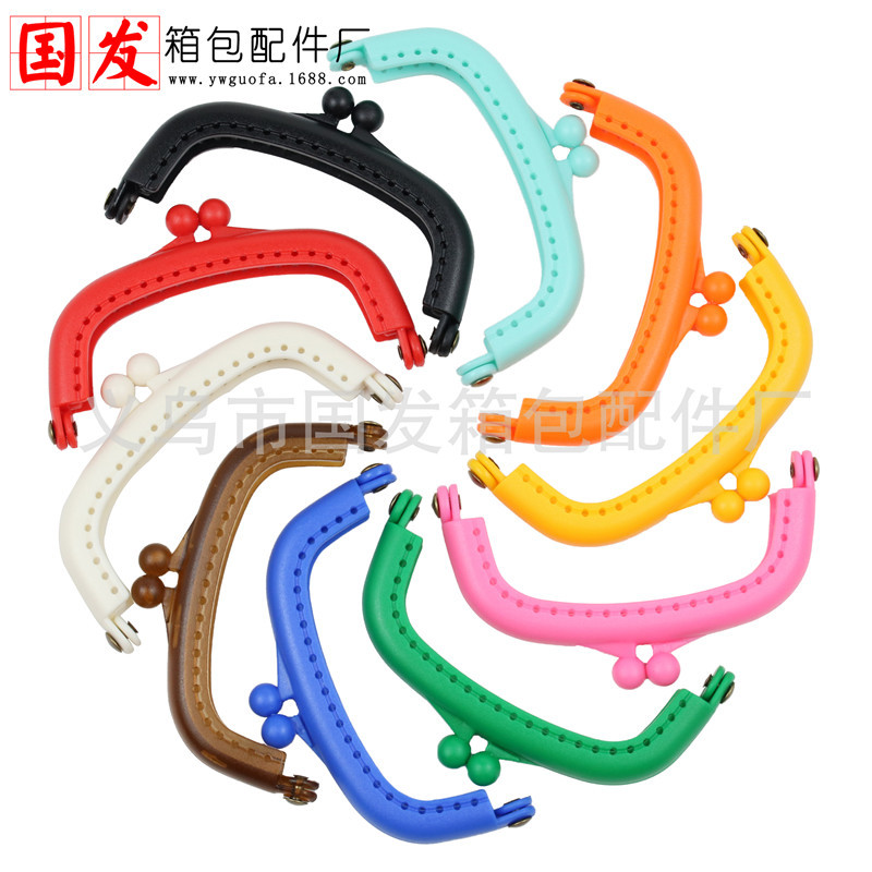 Sin orejas: 8,5 cm boca de plástico arqueada oro agujero de pin color caramelo material de resina accesorios de bolsas diy