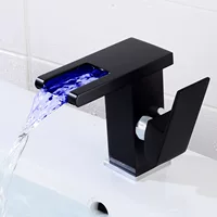 Умывальная ванная комната: светящаяся вода водопад, водопроводный кран, горячая и холодная вода в ванной шкафчик, держатель раковины умывальник кран для ванной