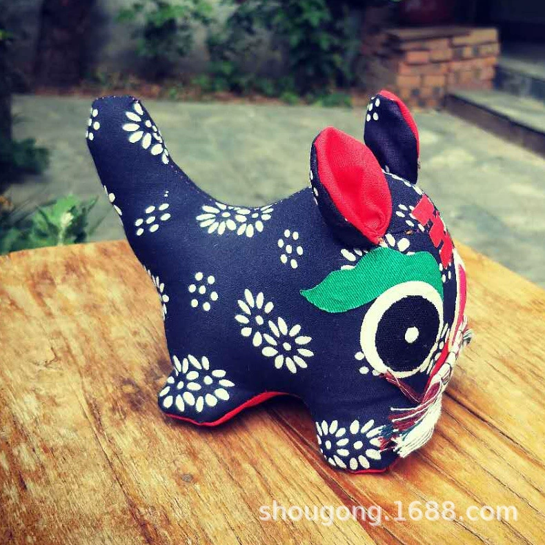 Тканевый тигр ручной работы в китайском стиле, народный подарочный сувенир с китайскими мотивами, тканевый тигр-оберег ручной работы.