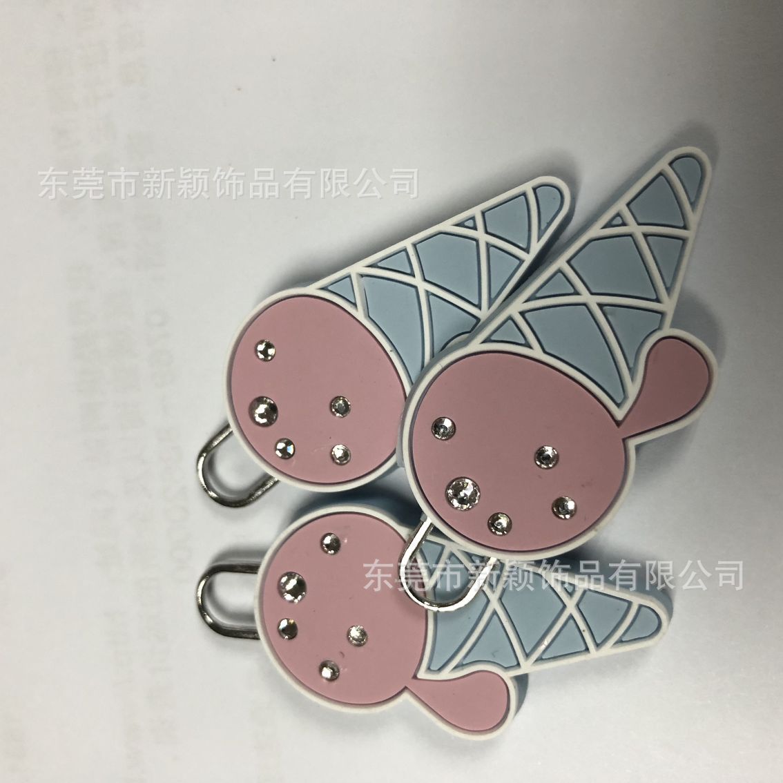 实质厂家长期供应硅胶PVC软胶滴胶卡通变色拉链头夜光手袋拉头牌