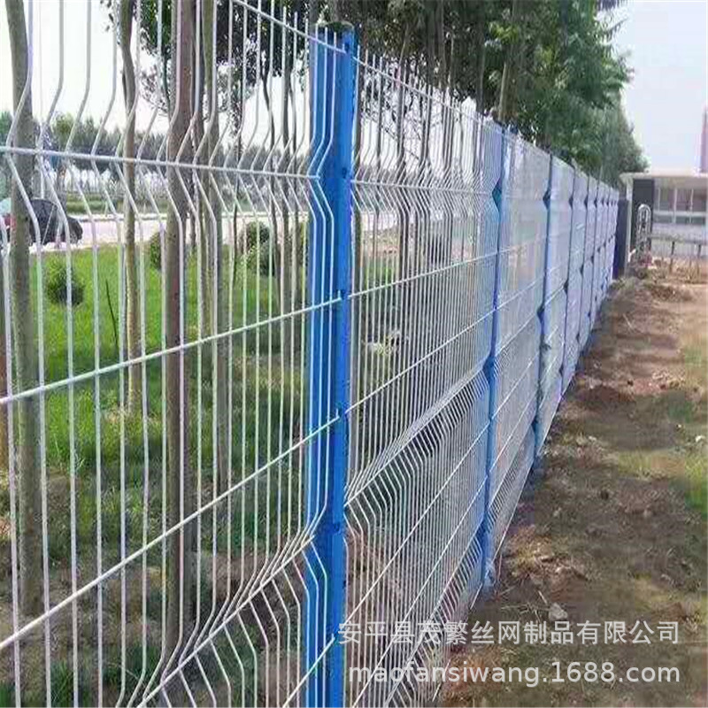 现货桃型柱护栏网 景区圈山围地三道弯网片护栏 铁路道边护栏网