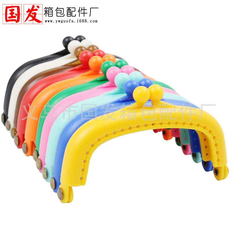 Sin orejas: 8,5 cm boca de plástico arqueada oro agujero de pin color caramelo material de resina accesorios de bolsas diy