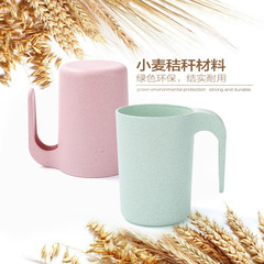 環境保護の小麦の竿のコップの家族のカップルは歯の杯の事務室の学生をブラシします。