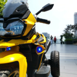 尼尔乐 Электрический детский мотоцикл, электрическая трехколесная детская игрушечная машина, электромобиль с сидением