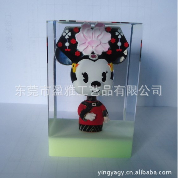 东莞厂家定制水晶胶内藏公仔透明树脂公仔亚克力公仔动漫公仔饰品