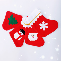 蕊蕊のRW109-5の小さいクリスマスの靴下の袋の不織布は花の靴下の白い口の金の辺の小さい靴下のクリスマスの靴下のペンダントを貼ります。