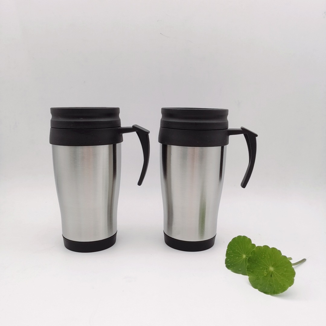 Fábrica al por mayor de doble capa de acero inoxidable coche taza interior de plástico exterior de acero taza de regalo 450mL taza de agua del coche con mango