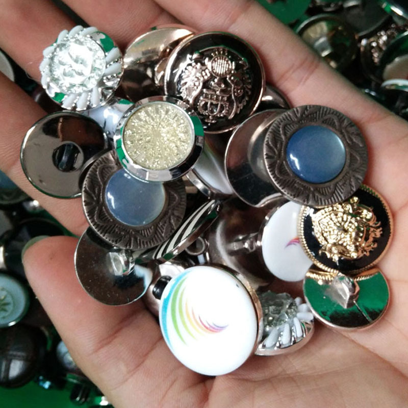 The bulk buttons are called plastic sizes mixed buttons, buttons, clear warehouse treatment of bulk buttons, calligraphy 2