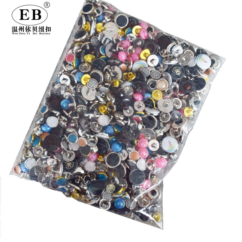 The bulk buttons are called plastic sizes mixed buttons, buttons, clear warehouse treatment of bulk buttons, calligraphy 5