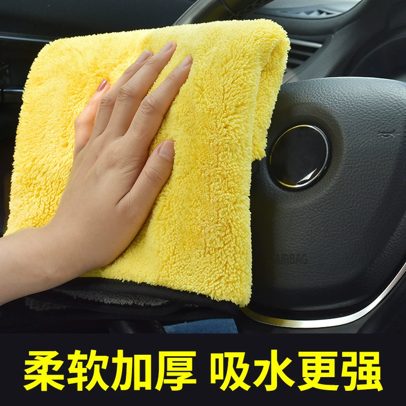 Специальное полотенце для чистки автомобиля не деформируется и не впитывает воду. Он утолщен и не оставляет следов и следов. Большое специальное полотенце из микрофибры для мойки автомобилей