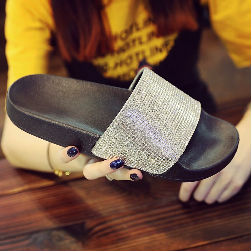 Новые летние женские шлепанцы 2024 года, плоские сандалии с пайетками, шлепанцы с блестящими стразами, незаменимые для пляжа.