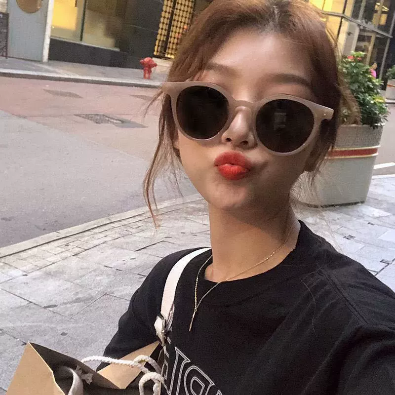 TikTok, ретро солнцезащитные очки, брендовые очки в тренде, интернет-знаменитость