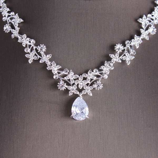 Pendant with zircon