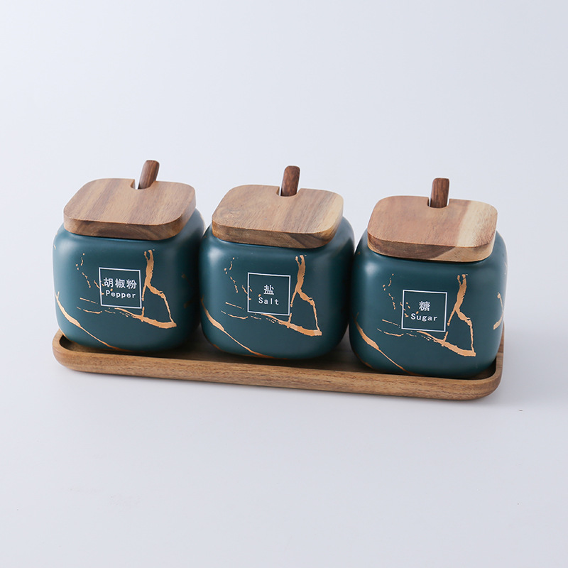 Установите три банки с зеленым сахаром с деревянной поддержкой