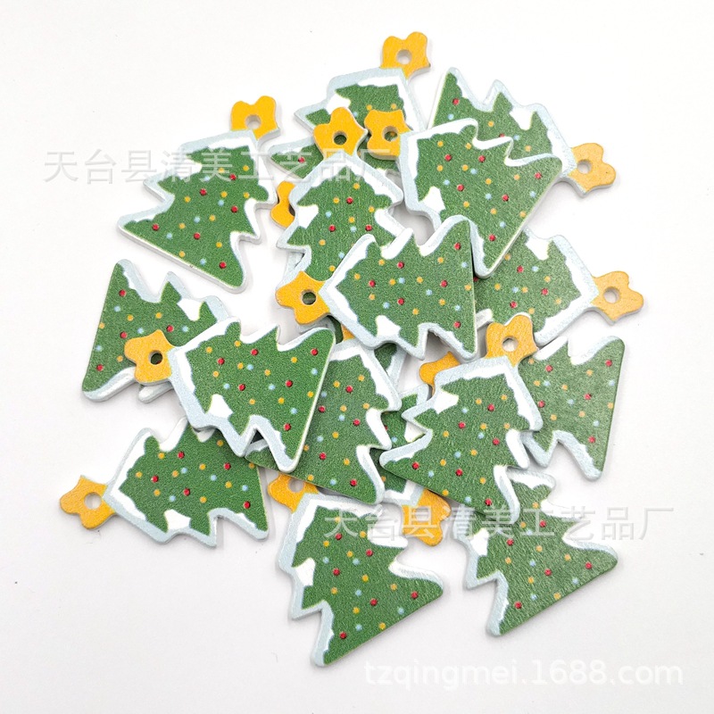 Botón de madera de árbol de Navidad de madera pintado sobre fondo blanco 50/paquete