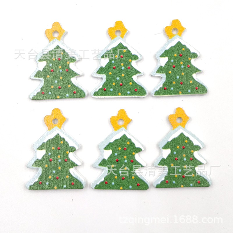 Botón de madera de árbol de Navidad de madera pintado sobre fondo blanco 50/paquete