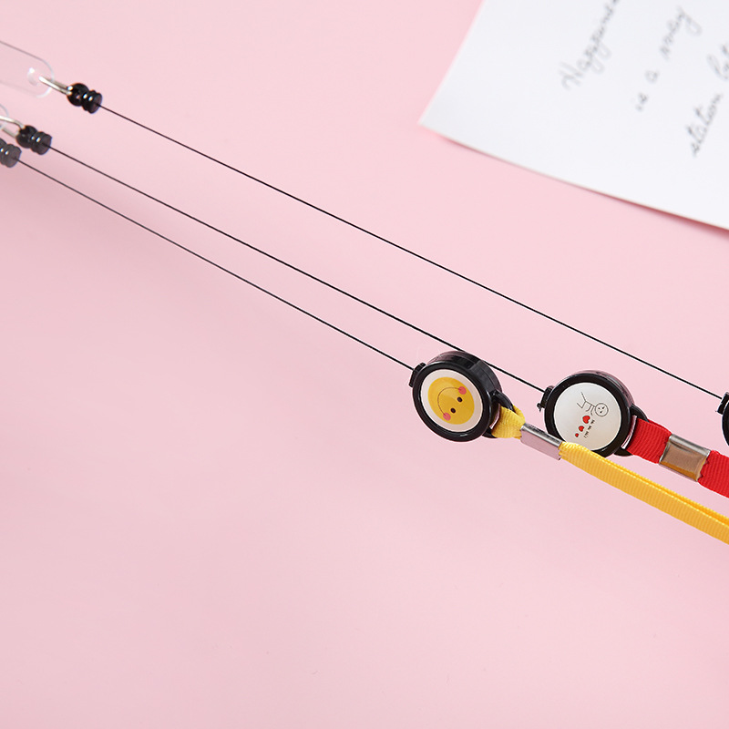 Portalápices transparente de PVC con cordón retráctil, diseño de dibujos animados, para tarjetas de estudiante, suministro al por mayor