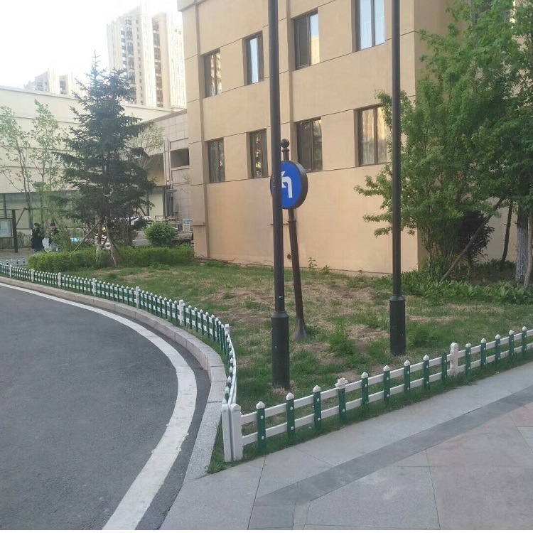 小区草坪围栏新农村绿化PVC塑钢围栏杆小区公园栅栏PVC塑钢防护栏
