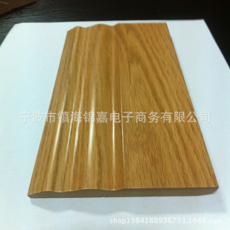 Los fabricantes proporcionan zócalos MDF de caucho rojo, accesorios de piso tridimensionales cóncavos y convexos