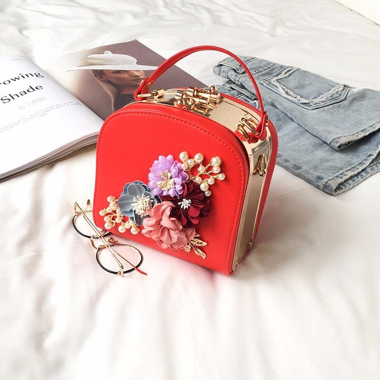 Foreign trade new Korean metal clip camera small square bag fashion dinner flower shoulder diagonal handbag wholesale Foreign trade new Korean metal clip camera small square bag fashion dinner flower shoulder diagonal handbag wholesale