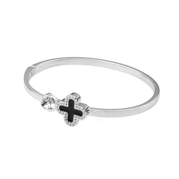 fashionable geometric lucky clover