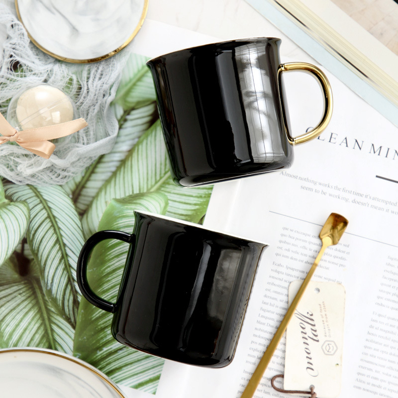 Taza de cerámica con cuchara creativa mango de oro personalidad negra pareja hombres y mujeres taza de leche taza de agua doméstica taza de té taza