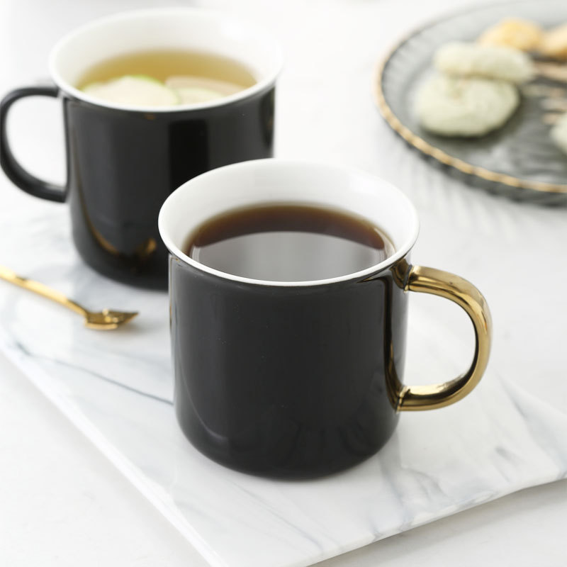 Taza de cerámica con cuchara creativa mango de oro personalidad negra pareja hombres y mujeres taza de leche taza de agua doméstica taza de té taza