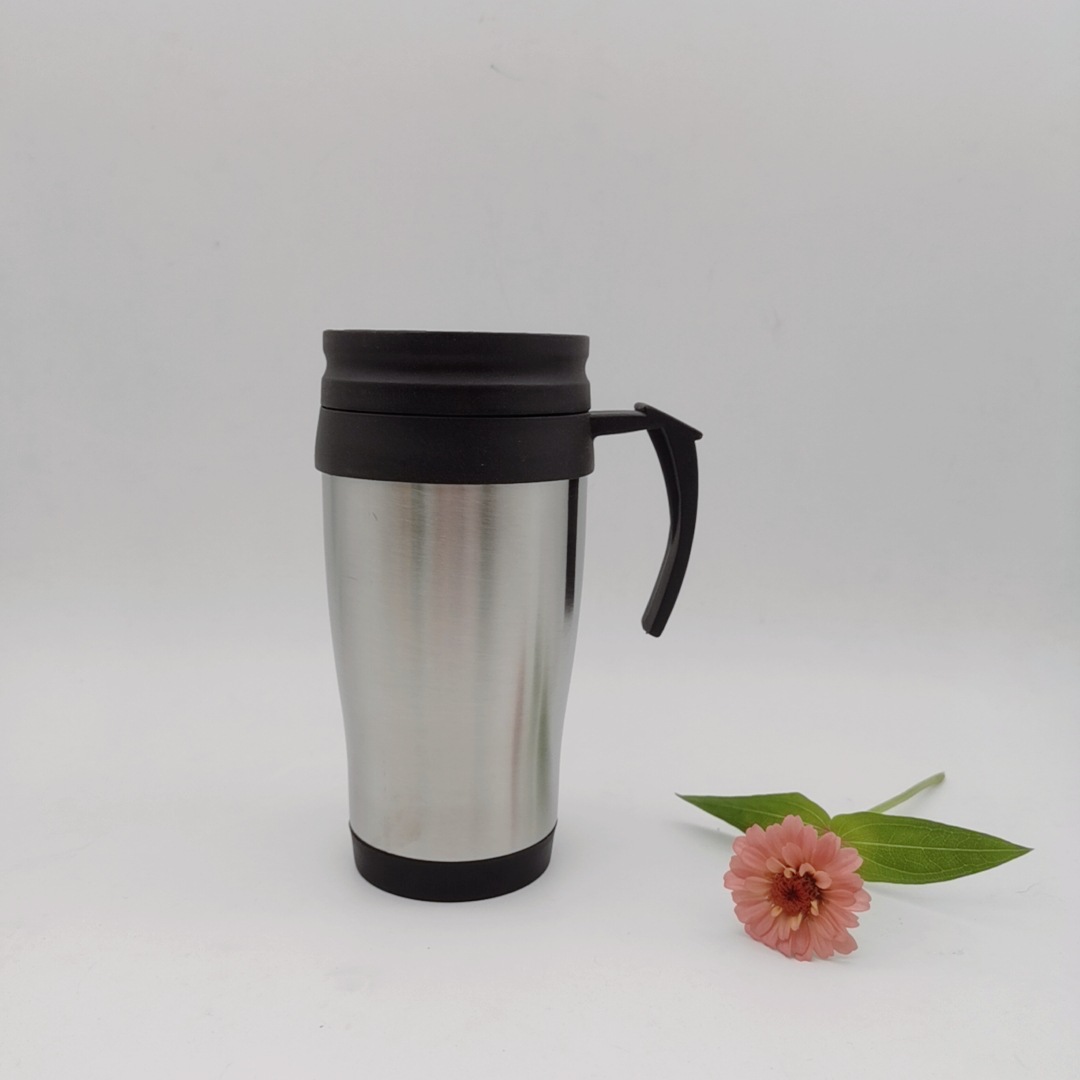 Fábrica al por mayor de doble capa de acero inoxidable coche taza interior de plástico exterior de acero taza de regalo 450mL taza de agua del coche con mango