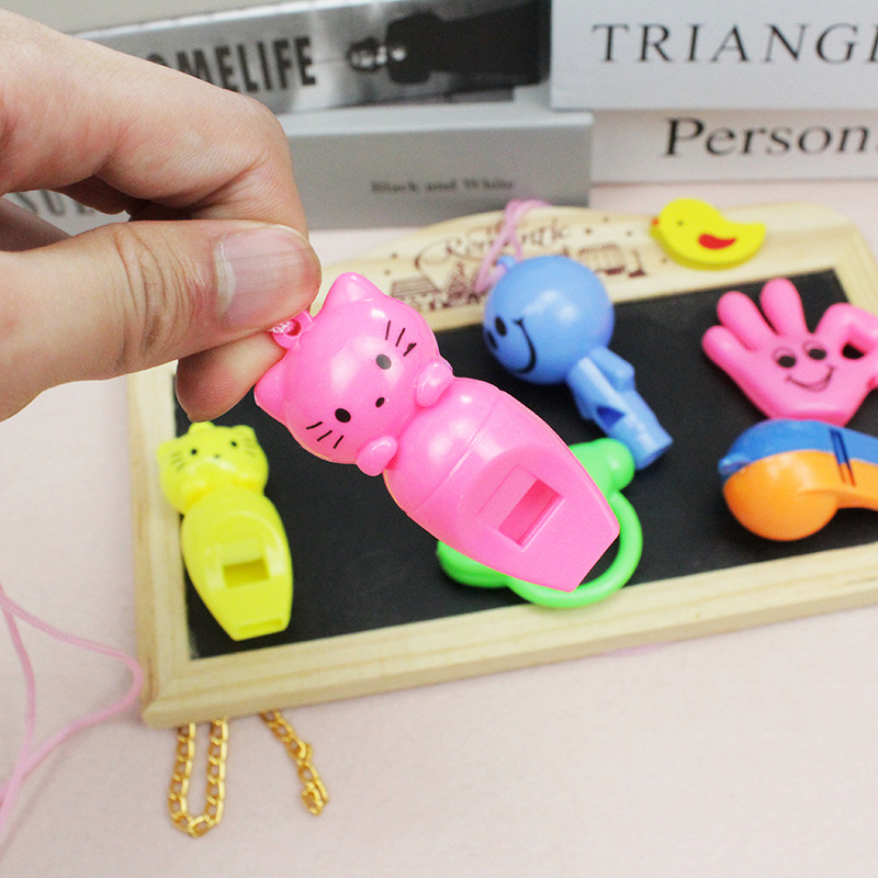 Los niños de dibujos animados silbato lindo estudiante regalo silbato al aire libre de plástico niños silbato Scan código pequeño regalo al por mayor