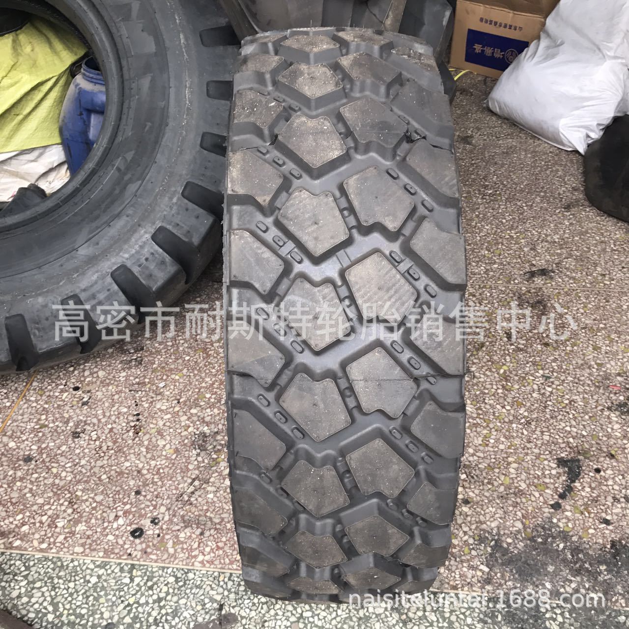 厂家现货特种轮胎305/80R18 越野轮胎