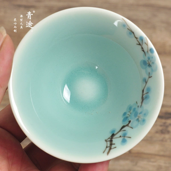Blue plum in bamboo hat cup