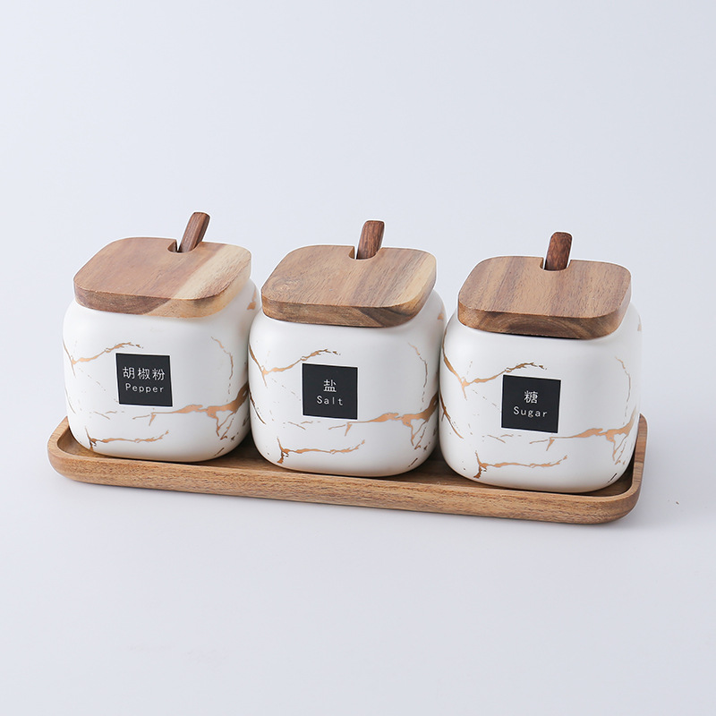 Установите три банки белого сахара с деревянной поддержкой