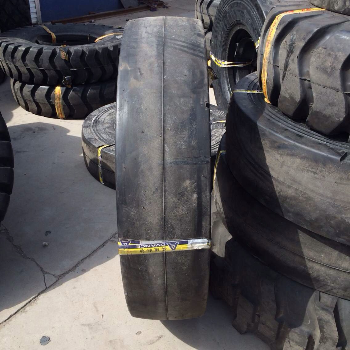 铲运机轮胎12.00-24 光面轮胎