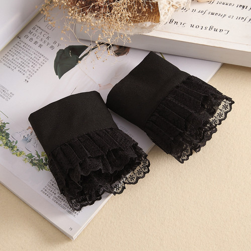 Accessories: elegant little fragrance, three-dimensional lace, decorative cuffs, fake collar